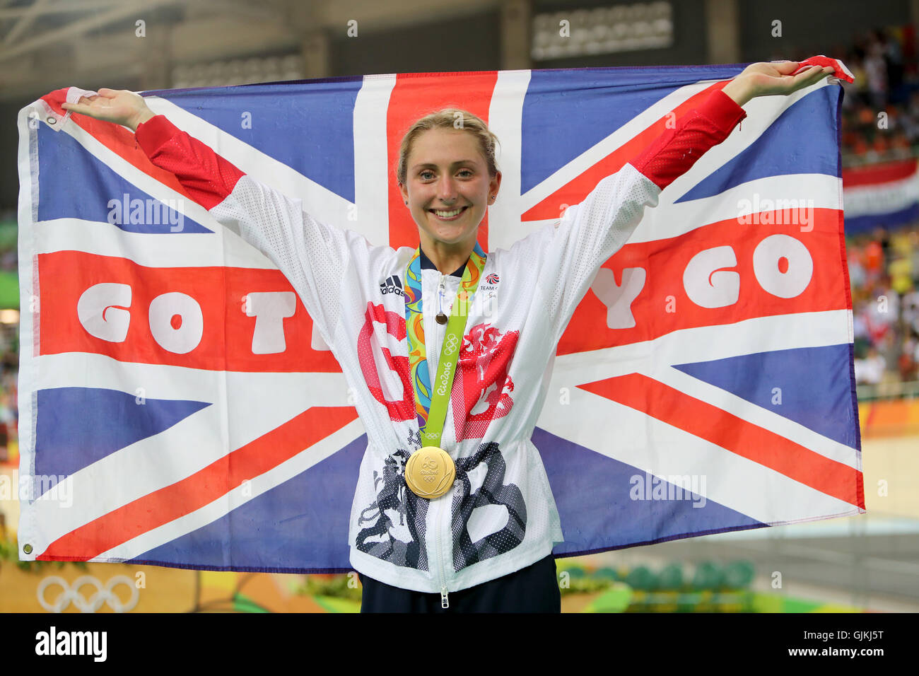 Die britische Laura Trott auf dem Podium, nachdem sie am elften Tag der Olympischen Spiele in Rio, Brasilien, beim Women's Omnium Points Race 6/6 im Olympiastadion von Rio Gold gewonnen hatte. Bilddatum: Dienstag, 16. August 2016. Bildnachweis sollte lauten: David Davies/PA Wire. Stockfoto