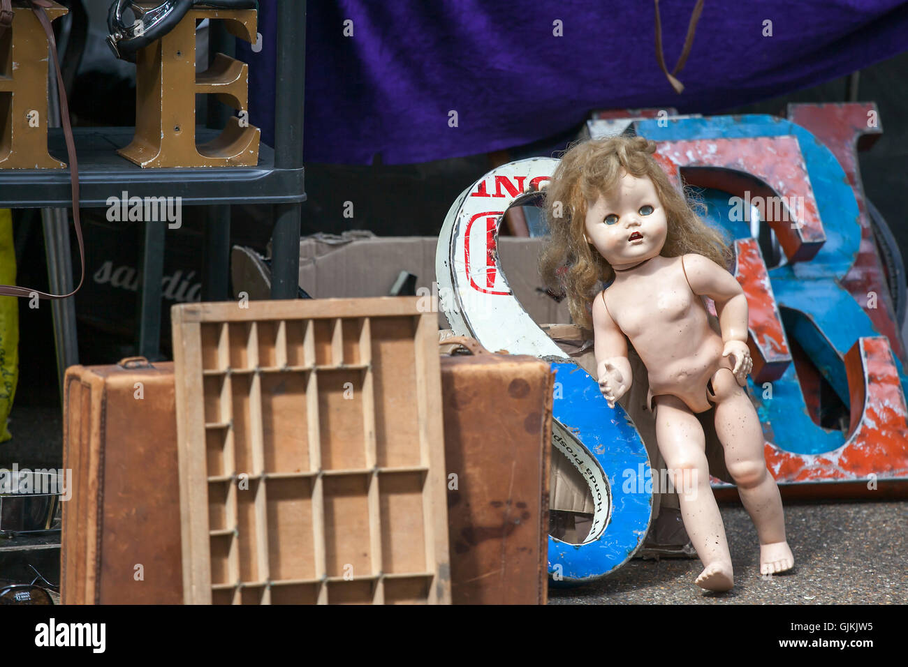 London, UK - 17. Juli 2016. Spitalfields Antic Market. Die Puppe ohne Kleidung, Box für typographische Schriftarten finden Sie Hornig Stockfoto