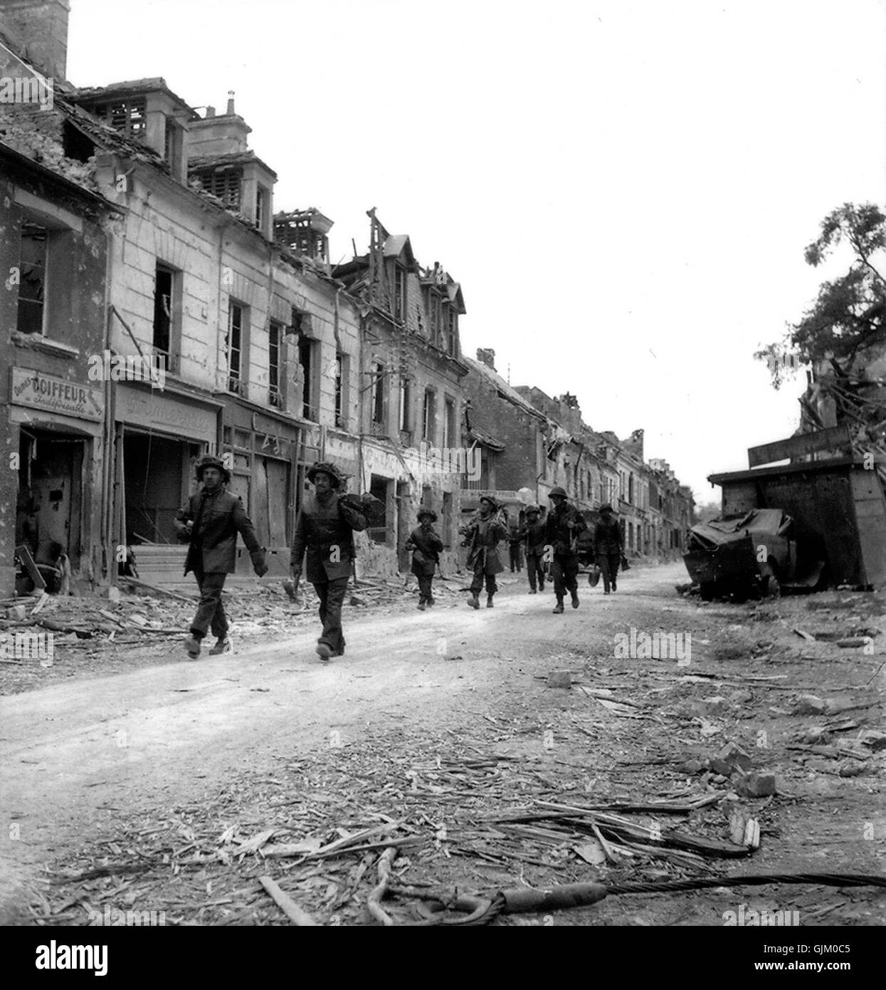 Dieses Foto zeigt die Präsenz der alliierten Streitkräfte und ihre Rolle bei der Befreiung der Stadt 1944 während der Schlacht in der Normandie. Stockfoto