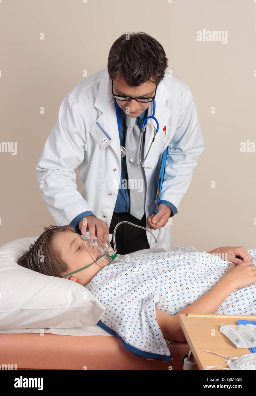 Arzt Anpassung Gesichtsmaske Stockfoto