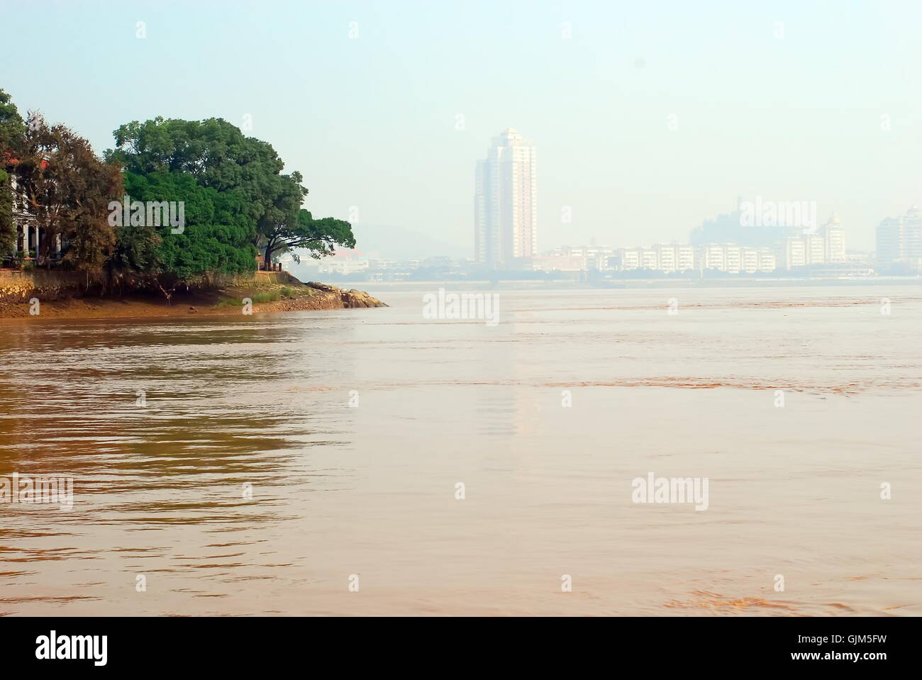 Entwicklung einer kleinen Stadt in China - Neubauten und Umweltverschmutzung Stockfoto