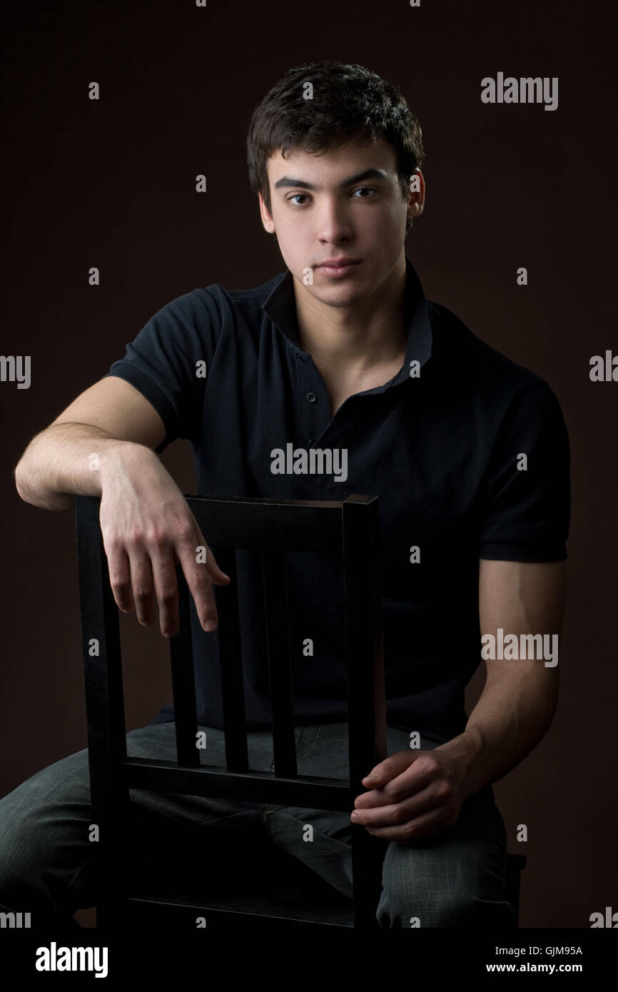 Porträt eines jungen Mannes im studio Stockfoto