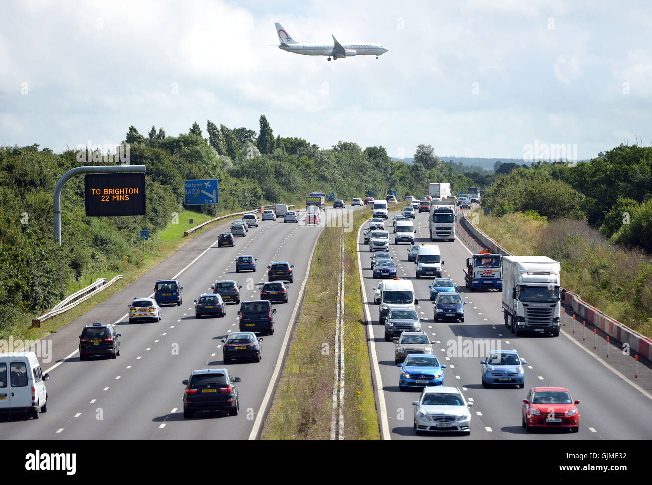 Flugzeug über A23, hereinkommen, landen am Flughafen London Gatwick Stockfoto