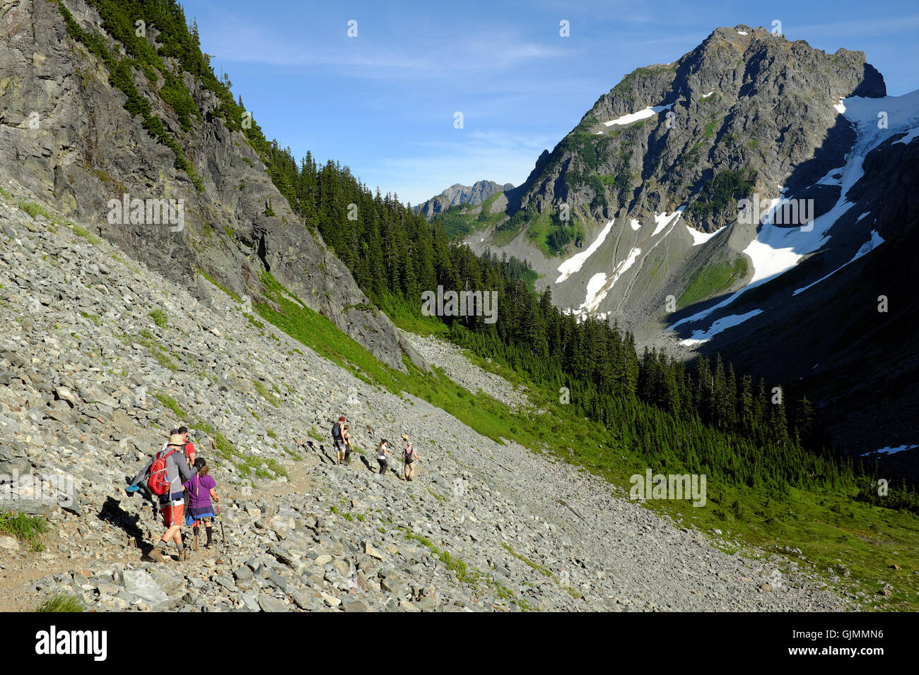 Eine Gruppe von Wanderern finden ihren Weg in Pelton-Becken in Washingtons North Cascades. Stockfoto