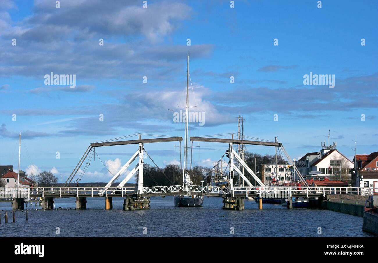 blaue Holzbrücke Stockfoto