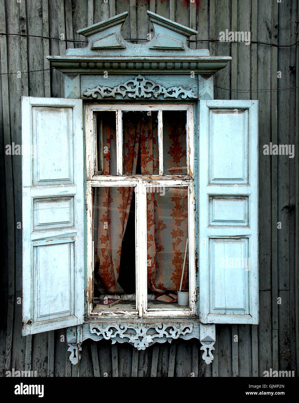 Sibirische Holzfenster Stockfoto