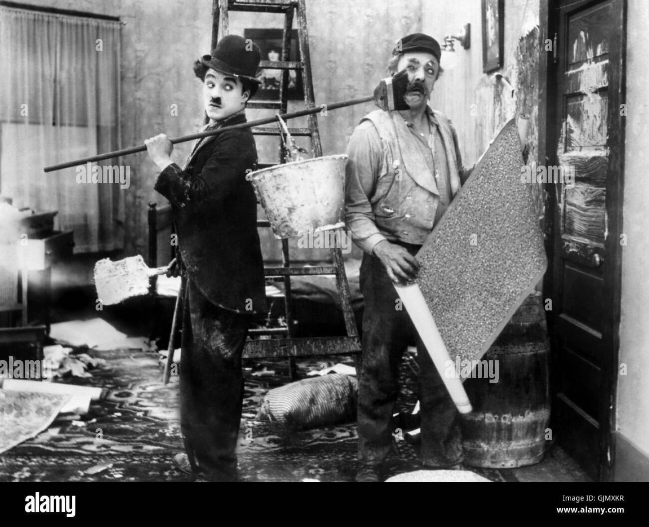Ein Standbild aus Charlie Chaplins Film „His New Job“ aus dem Jahr 1915, in dem die komödiantischen Momente und der klassische Slapstick der Stummfilmzeit festgehalten werden. Stockfoto