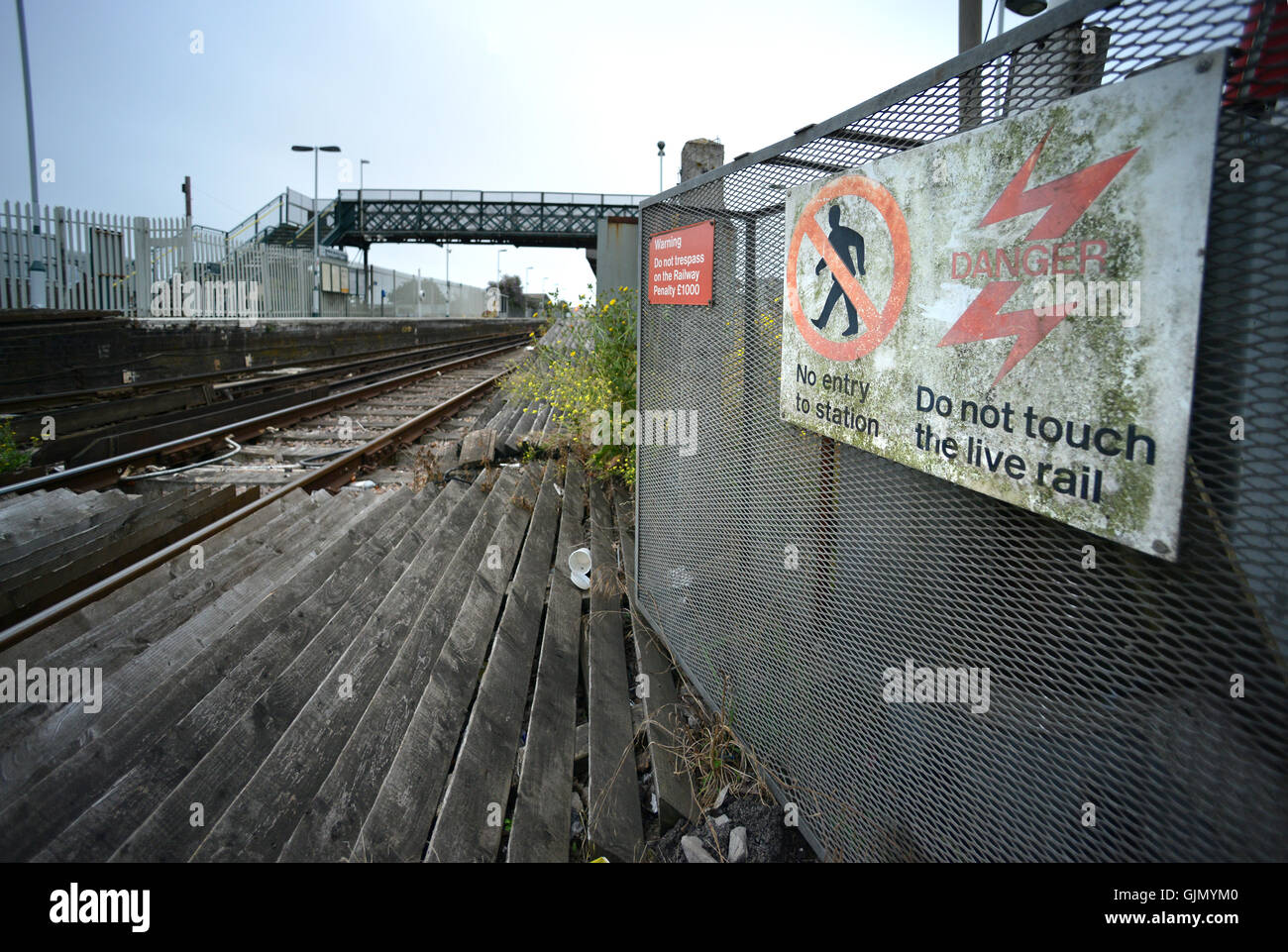 Warnung bei heruntergekommenen zum Bahnhof, Newhaven, Großbritannien, mit der südlichen Bahn Stromschiene Stockfoto