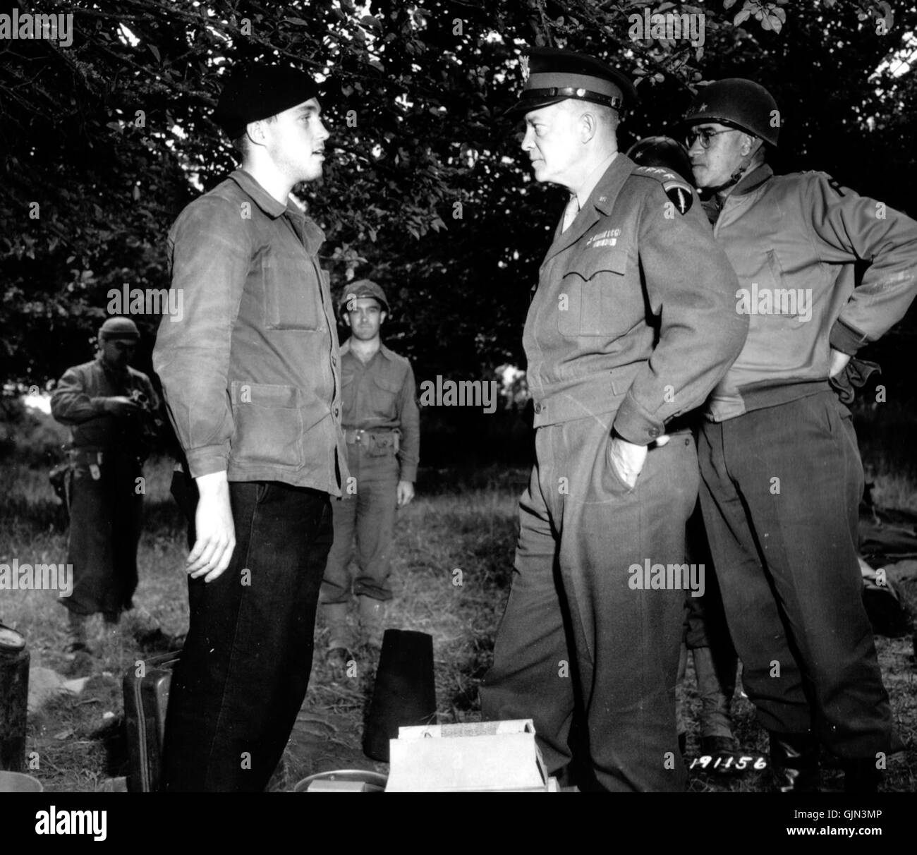 Dieses Bild zeigt General Dwight D. Eisenhower und General Omar Bradley mit einem Mitglied des französischen Widerstands in der Normandie während des Zweiten Weltkriegs. Es symbolisiert die Zusammenarbeit zwischen alliierten Streitkräften und französischen Widerstandskämpfern im Kampf gegen die Nazi-Besatzung. Stockfoto