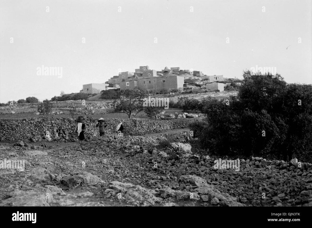 Dies bezieht sich auf eine archäologische Dokumentation oder Felddokumentation aus den Regionen Emmaus, Kubeibeh und Mizpah in Gibeon, die vom Oktober 1934 datiert wurde. Es handelt sich wahrscheinlich um Ausgrabungen oder Funde im Zusammenhang mit der antiken Geschichte im Heiligen Land. Stockfoto