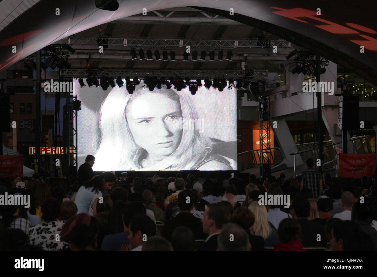 Die „Nacht der lebenden Toten“-Veranstaltung am Yonge Dundas Square in Toronto war eine öffentliche Vorführung des klassischen Horrorfilms, Teil einer Reihe von Outdoor-Filmveranstaltungen an diesem legendären Ort. Die kulturelle Wirkung des Films wurde während dieser Veranstaltung hervorgehoben. Stockfoto