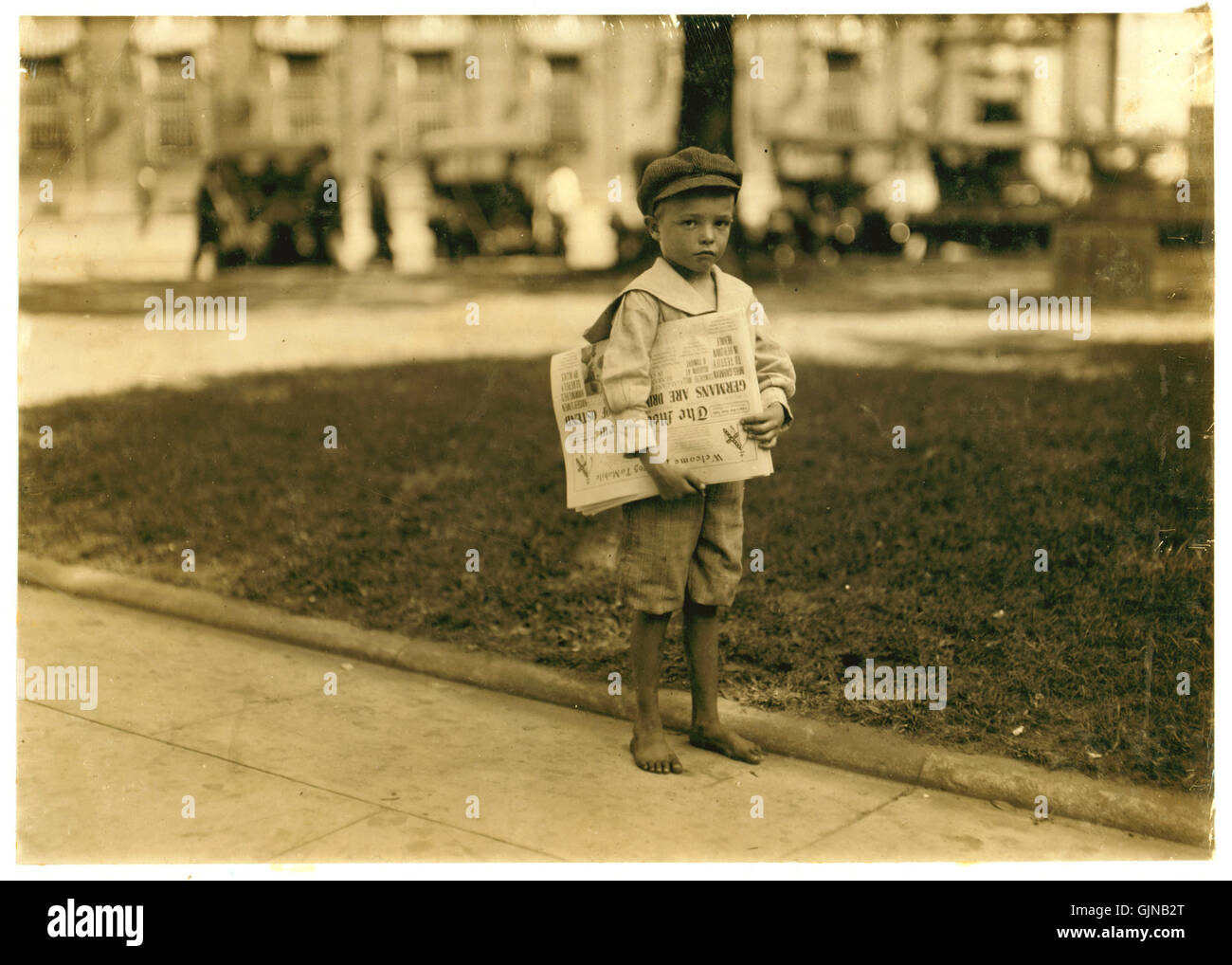 Dieses berühmte Foto von Lewis Hine fängt Ferris ein, einen 7-jährigen Zeitungsjungen aus Mobile, Alabama, im Jahr 1914. Das Bild ist ein eindrucksvolles Beispiel für den Fotojournalismus des frühen 20. Jahrhunderts, der die Schwierigkeiten von Kinderarbeitern unterstreicht. Stockfoto