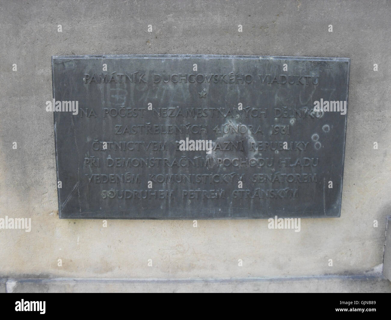 Dieses Foto zeigt den Duchcov-Viadukt, eine historische Eisenbahnbrücke in der Tschechischen Republik. Das Viadukt ist bekannt für seine beeindruckende Ingenieurskunst und architektonische Gestaltung. Stockfoto
