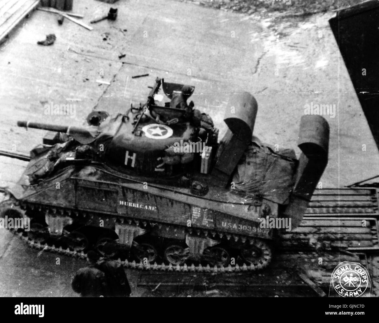 Der M4 Sherman-Panzer, der mit Tiefwaten ausgestattet war, wurde während des Zweiten Weltkriegs bei amphibischen Landungen eingesetzt. Diese Modifikation ermöglichte es dem Tank, Flüsse und andere Wasserhindernisse während militärischer Operationen zu überqueren. Stockfoto