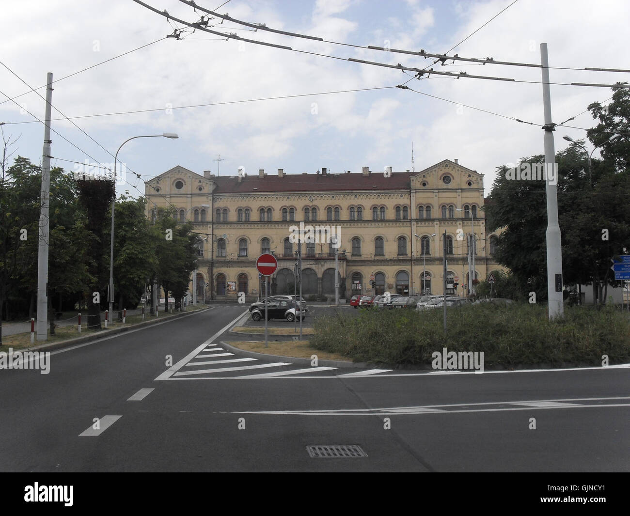 Dieses Bild zeigt eine Szene aus dem Bahnhof Teplice, möglicherweise aus einem tschechischen Eisenbahnkontext. Der Bahnhof ist ein bemerkenswerter Punkt in der Region und dient als Verkehrsknotenpunkt in der Region. Stockfoto