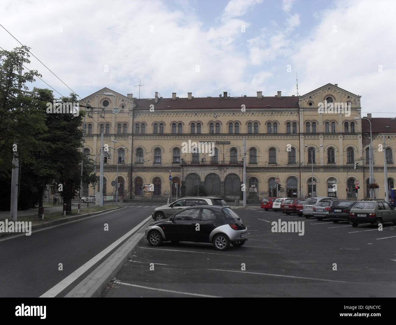 Ein Foto aus Teplice, Tschechische Republik, mit einem Bahnhof (stanice). Das Bild zeigt die historische Architektur des Bahnhofs und die Verkehrsszene und bietet einen Einblick in die tschechische Eisenbahninfrastruktur. Stockfoto