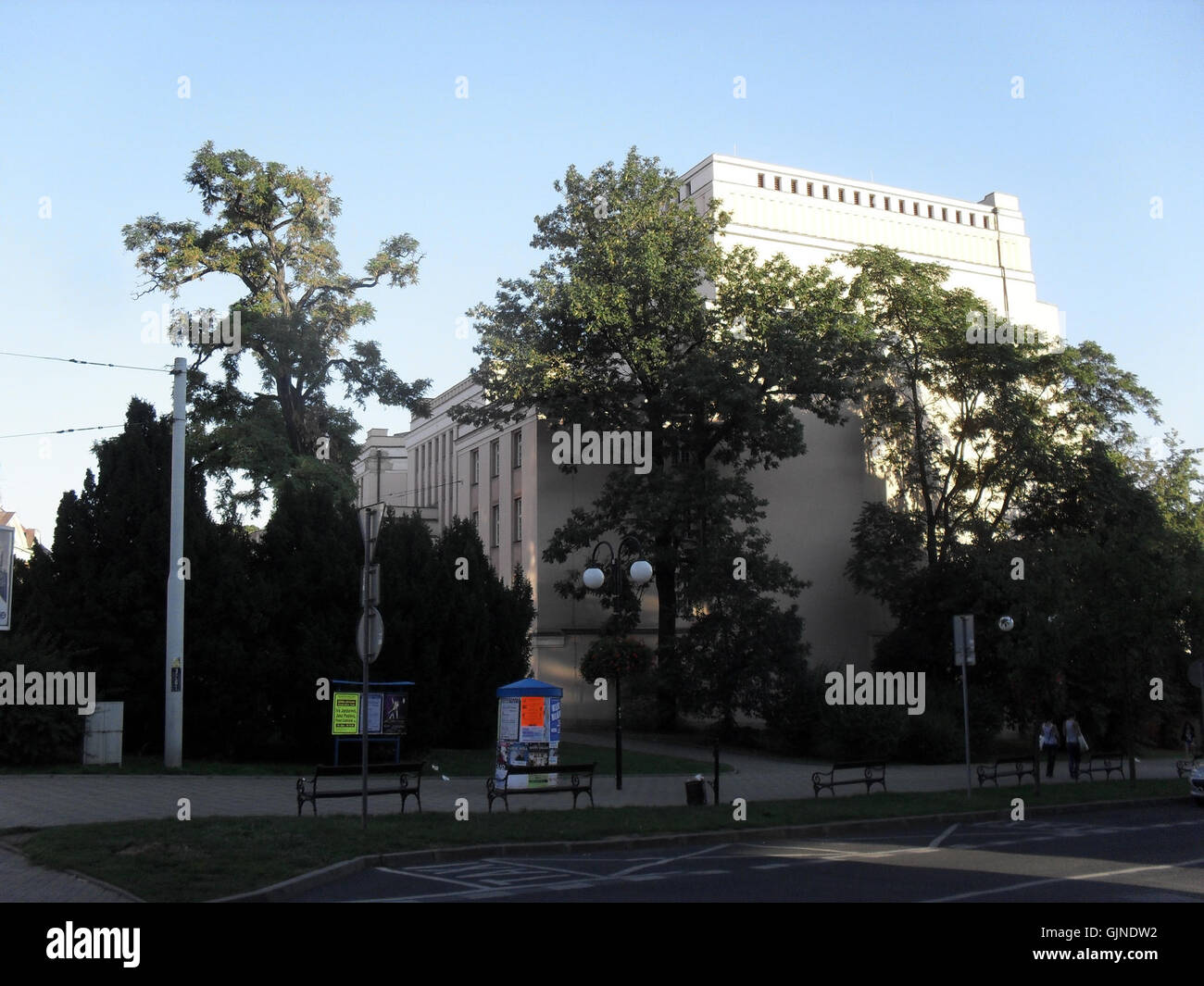 Dieses Bild repräsentiert eine Aufführung im Divadlo Krušnohorsk in Teplice, Tschechische Republik. Das Theater, bekannt für seine kulturellen Beiträge, zeigt Aufführungen in einem historischen Veranstaltungsort, die die tschechische Kulturlandschaft und ihre reiche Theatertradition widerspiegeln. Stockfoto