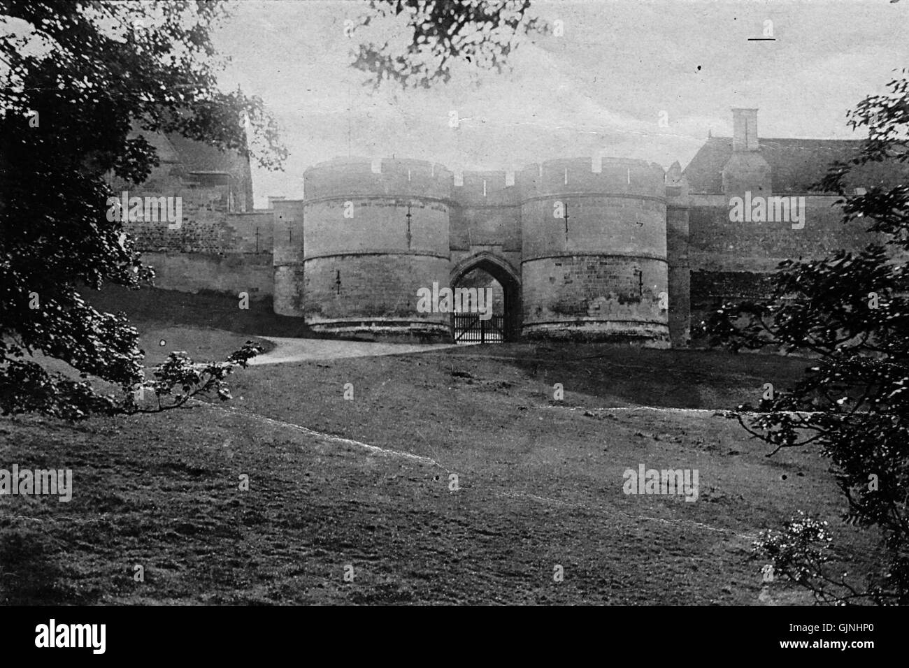Das Old Norman Gateway of Rockingham Castle in Northamptonshire, England, stellt ein wichtiges architektonisches Merkmal der Burg dar, das auf die normannische Zeit zurückgeht. Die Burg selbst hat eine reiche Geschichte als königliche Residenz. Stockfoto