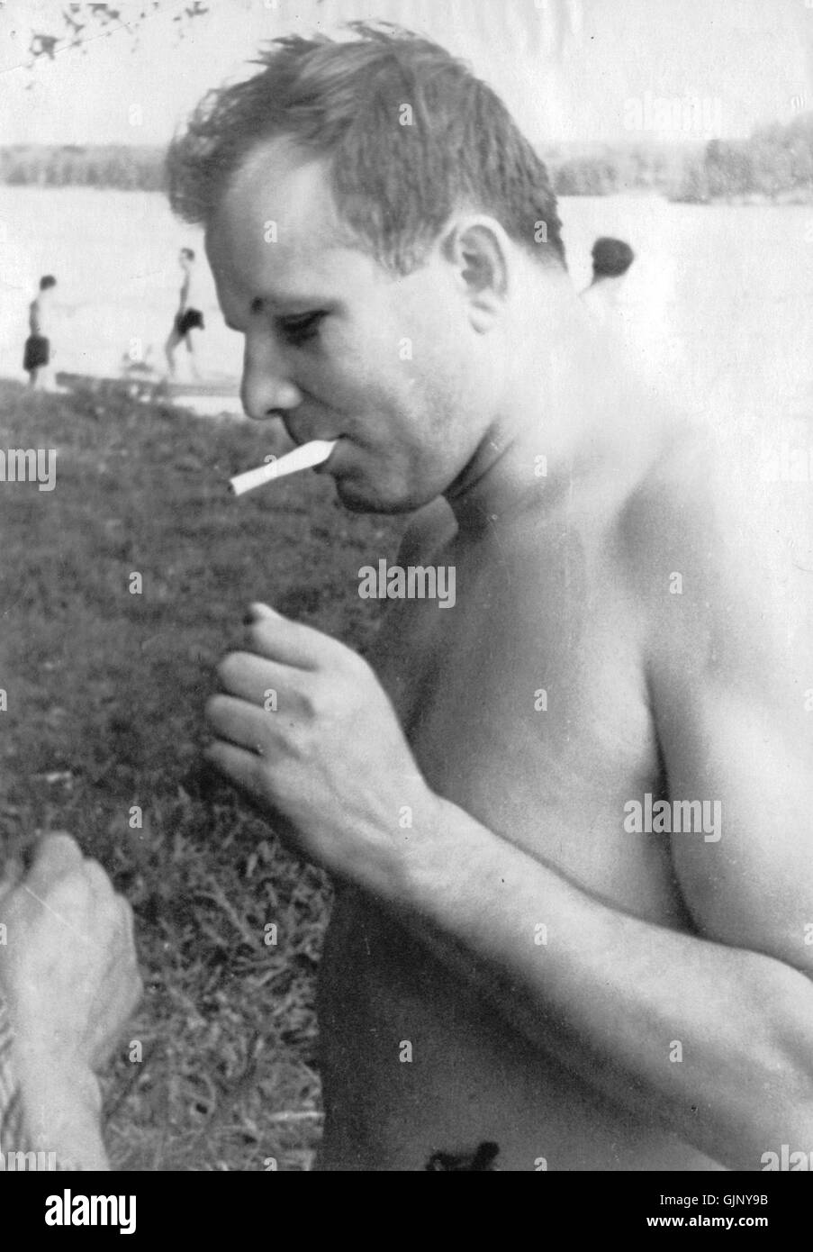 Dieses Bild zeigt Juri Gagarin, den ersten Menschen im Weltall, in Dolgoprudny, einer Stadt in Russland. Das Foto erinnert wahrscheinlich an ein wichtiges Ereignis in Gagarins Leben oder Karriere. Stockfoto