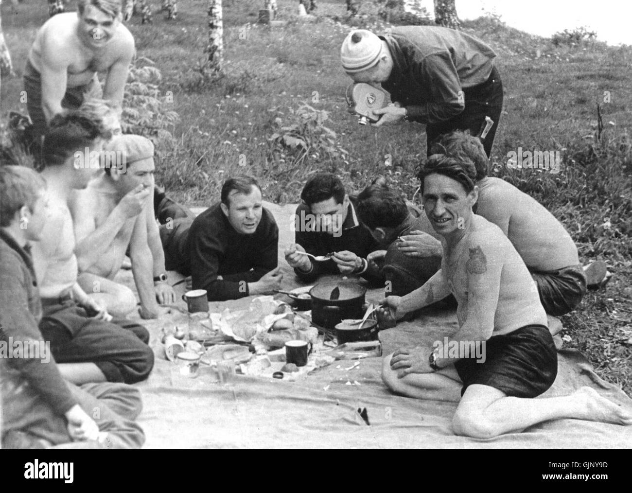 Ein Foto von Juri Gagarin in Dolgoprudny, Russland. Dieses ikonische Bild fängt den ersten Menschen im Weltraum ein und zeigt seine Rückkehr zur Erde und seine Verbindung zur sowjetischen Kosmonauten-Geschichte. Stockfoto