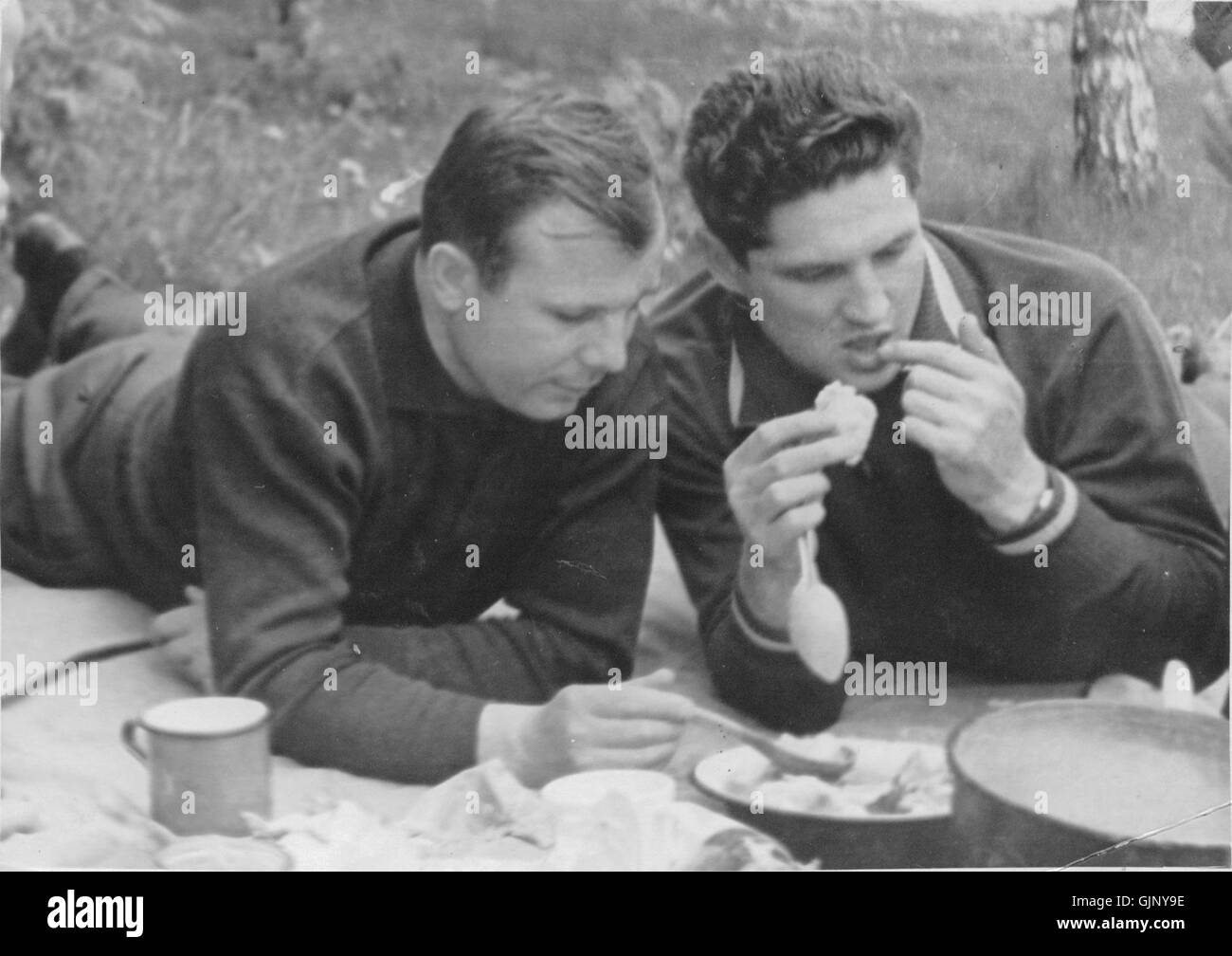 Dieses Bild zeigt Juri Gagarin, den ersten Menschen im Weltall, in Dolgoprudny, einer Stadt in Russland, wo er während seines Besuchs 1961 nach seinem historischen Flug fotografiert wurde. Gagarin wurde ein Nationalheld, nachdem er die Erde umkreist hatte. Stockfoto
