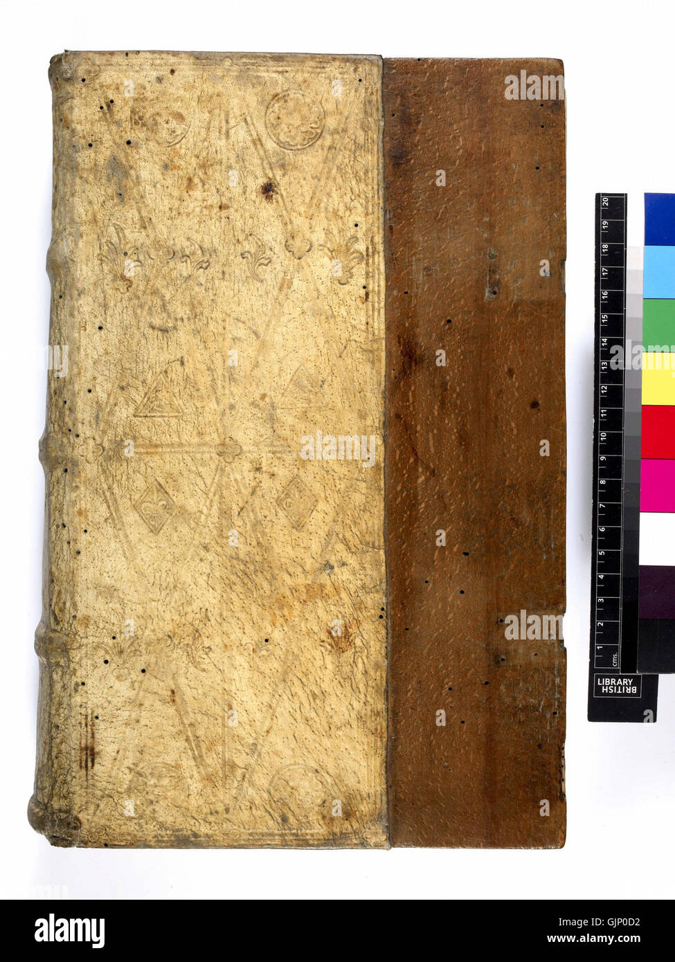 Das obere Cover zeigt Werke von Mesue, darunter Kommentare zu universellen Kanonen und Ergänzungen von Peter und Francis. Die Arbeit gibt Einblicke in medizinisches und philosophisches Wissen aus der Renaissance. Stockfoto