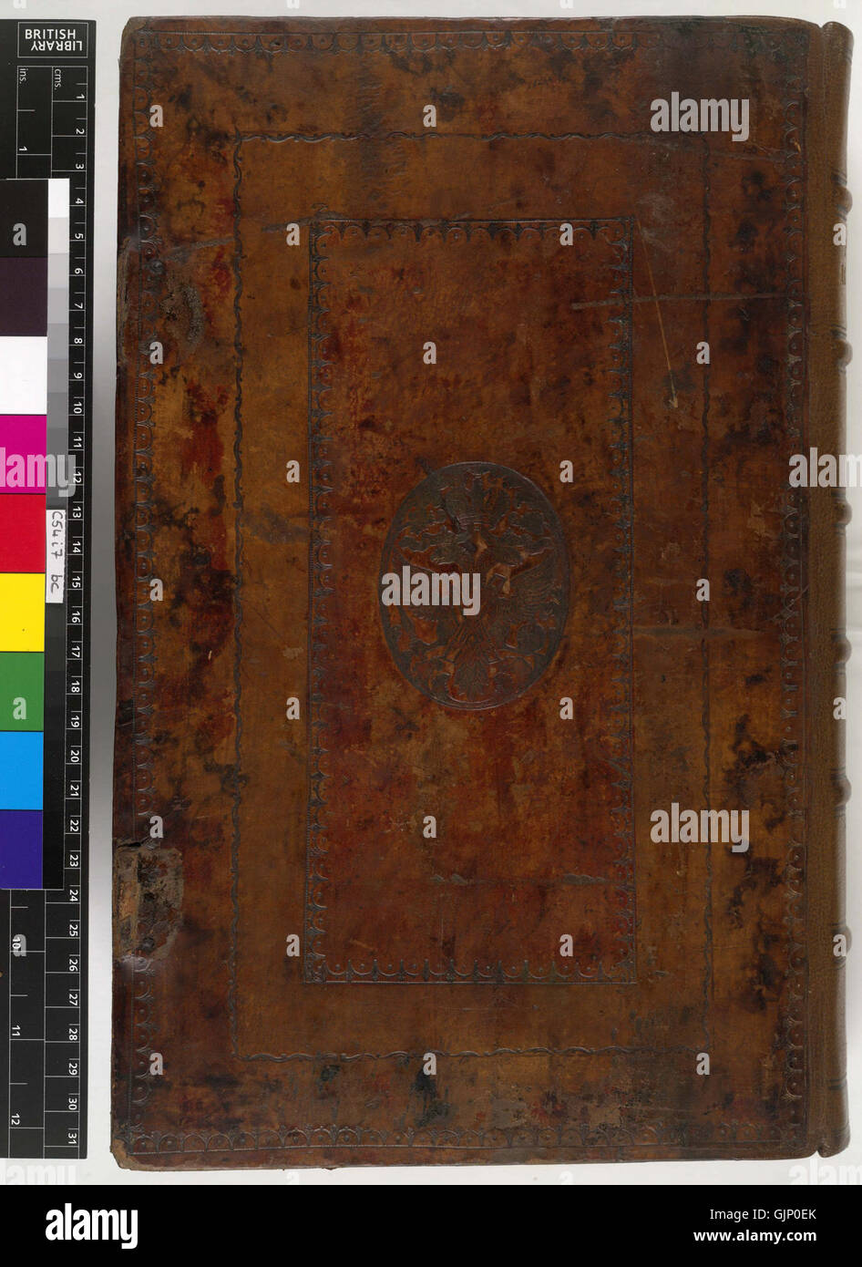 „Unterer Umschlag (c54i7)“ bezieht sich wahrscheinlich auf eine bestimmte Art von historischem Dokument, z. B. einen Bucheinband oder ein historisches Artefakt, das durch eine Katalogisierungsreferenz gekennzeichnet ist. Stockfoto