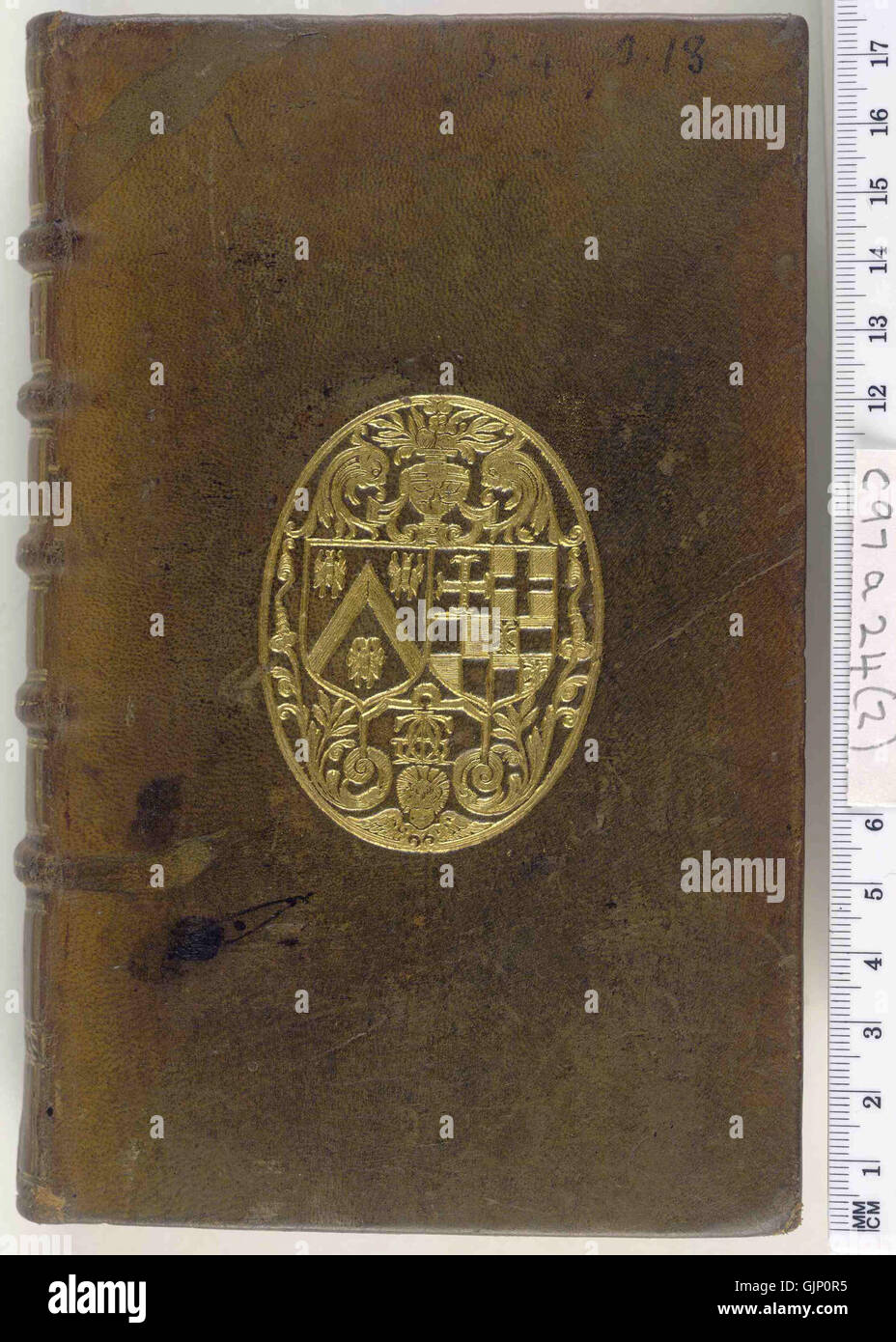 Der Titel „Upper Cover (c97a24)“ bezieht sich wahrscheinlich auf den oberen Teil eines historischen Objekts oder Artefakts, wobei ein Katalogisierungsverweis darauf hindeutet, dass es Teil einer Sammlung oder eines Archivs ist. Stockfoto