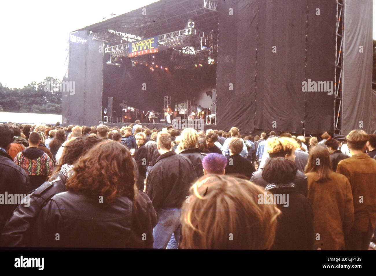 Das Bizarre Festival 011, das am 29. Juni 1991 im Waldstadion in GieÃŸen stattfand, war ein prominentes Ereignis in der europäischen Musikszene mit alternativen und Underground-Bands. Es zeigte die pulsierende Subkultur der damaligen Zeit und markierte einen wichtigen Moment in der Geschichte des Festivals. Stockfoto