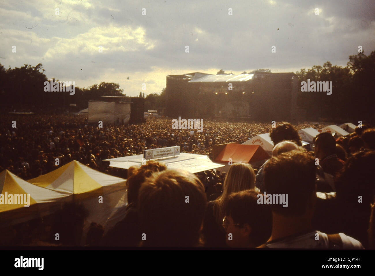 Das *015 Bizarre Festival*, das am 29. Juni 1991 im Waldstadion in GieÃŸen stattfand, war ein ikonisches Ereignis in der alternativen Musikszene mit Auftritten verschiedener Avantgarde-Bands. Das Festival ist ein wichtiger Moment in der europäischen Musikgeschichte. Stockfoto