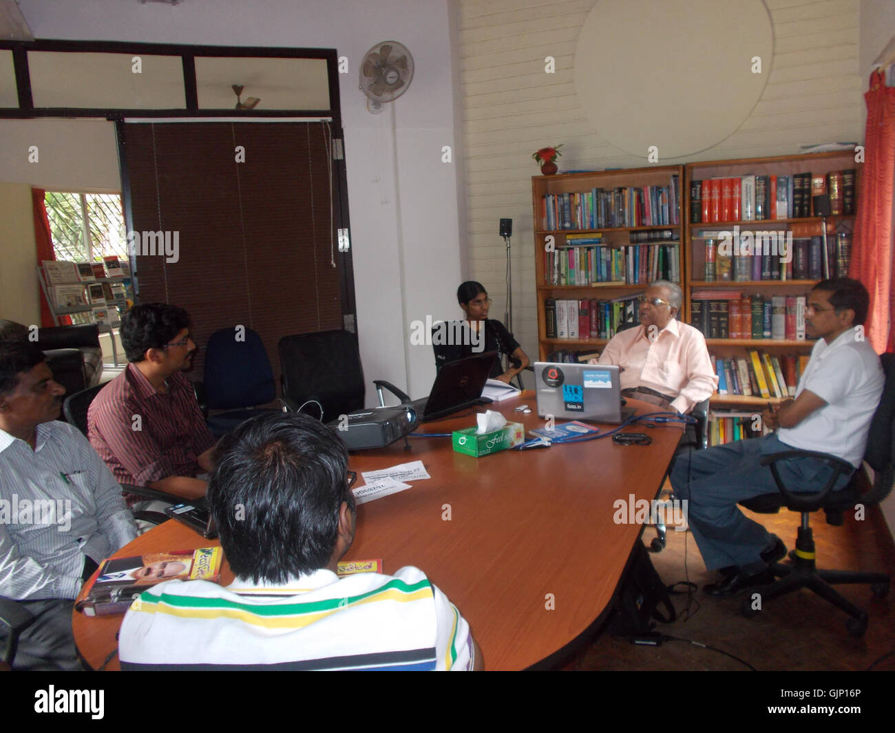 In dieser Rede von Dr. T Ramakrishna geht es um seine Übersetzung von Aurobindos 'Savitri', einem bedeutenden spirituellen und philosophischen Werk. Die Rede unterstreicht die Bedeutung der Übersetzung solcher Texte für ein breiteres Verständnis der spirituellen Philosophie. Stockfoto