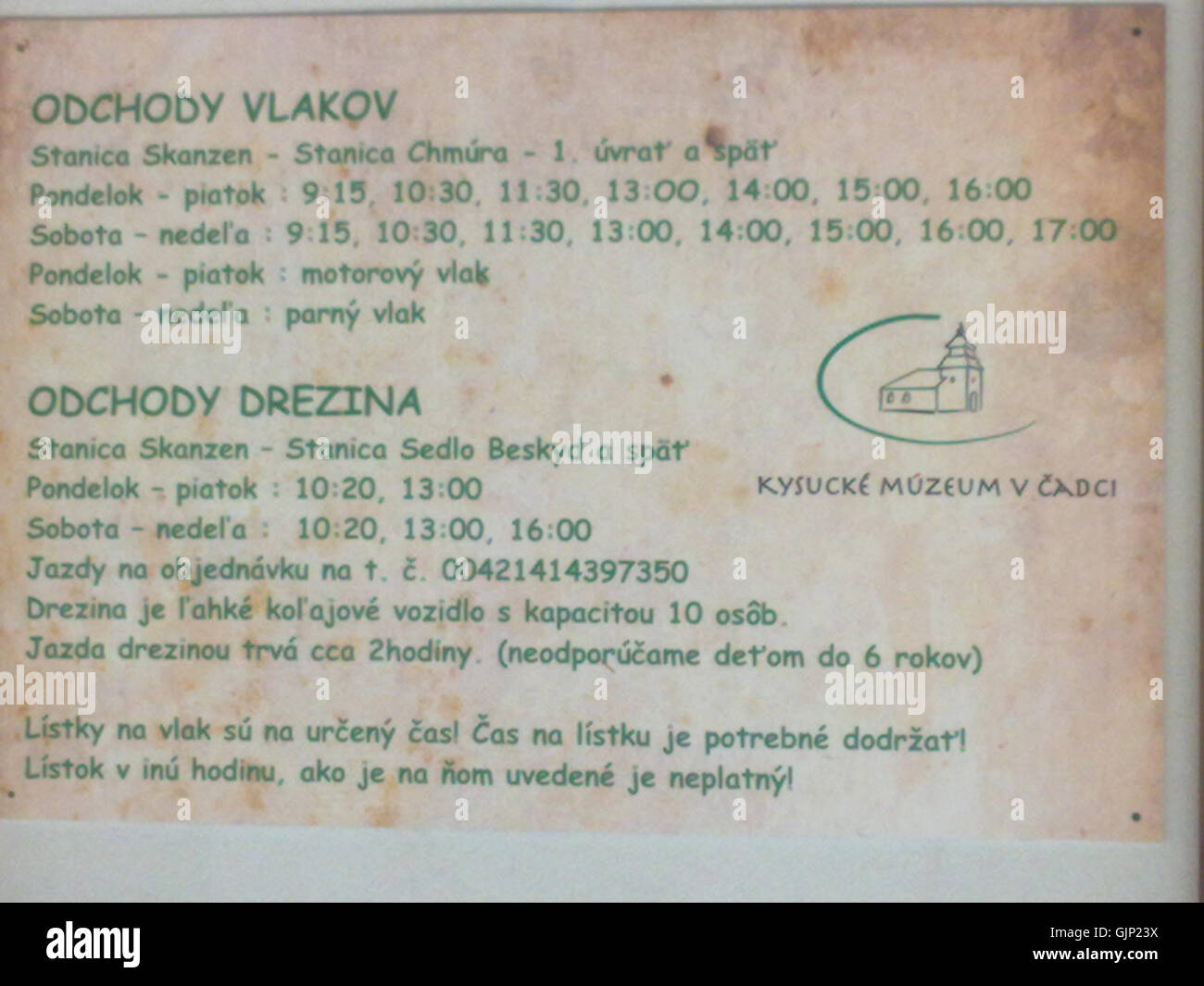 Dieser Eintrag bezieht sich auf ein Foto, das am 8. Juli 2015 im Bahnhof Vychylovka aufgenommen wurde und die Abfahrt eines Zuges feststellt, das wahrscheinlich das ländliche tschechische Eisenbahnsystem zeigt. Stockfoto