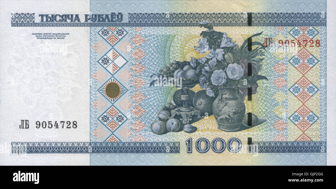 Die 1000-Rubel-Banknote aus Weißrussland, die im Jahr 2011 ausgegeben wurde, ist mit komplizierten Mustern versehen, die die Geschichte und Kultur des Landes symbolisieren. Es zeigt nationale Wahrzeichen, kulturelle Ikonen und wichtige historische Persönlichkeiten, mit modernen Sicherheitsmerkmalen, die in das Design integriert sind. Stockfoto