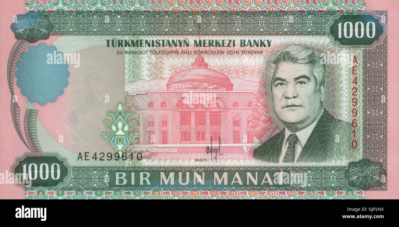 Diese 1995 ausgegebene Manat-Banknote aus Turkmenistan von 1000 zeigt wichtige nationale Symbole und Figuren der damaligen Zeit. Die Notiz spiegelt die wirtschaftliche und kulturelle Identität Turkmenistans nach der Sowjetunion wider und markiert damit den Übergang des Landes zur Unabhängigkeit. Stockfoto