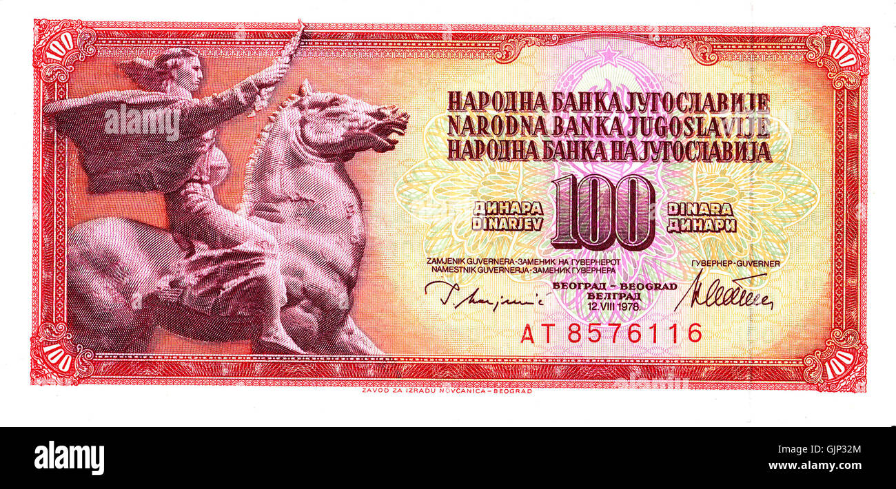 Auf der Vorderseite einer 100 jugoslawischen Dinar-Banknote ist das nationale Emblem und die Bildsprache zu sehen, die die kulturelle und historische Bedeutung Jugoslawiens im 20. Jahrhundert symbolisieren. Stockfoto