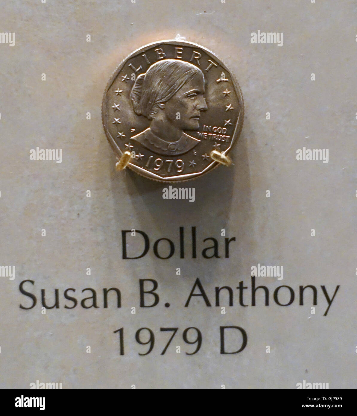 Dieses Bild zeigt eine 1979 in den Vereinigten Staaten geprägte Susan B. Anthony-Dollar-Münze. Die Münze zeigt ein ikonisches Porträt von Susan B. Anthony, einer Schlüsselfigur der Frauenwahlrechtsbewegung. Stockfoto