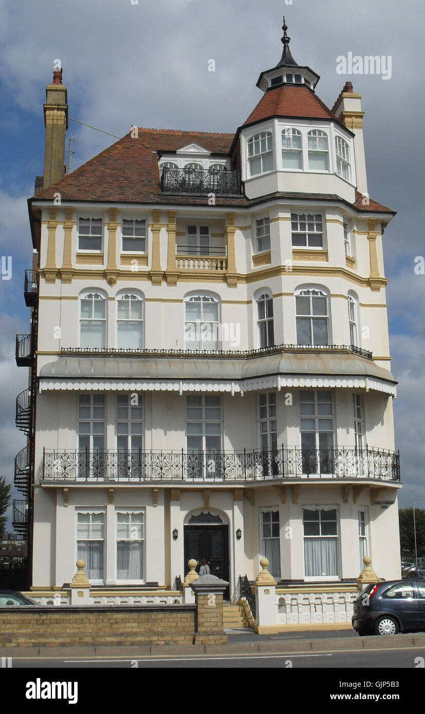 1 King's Gardens in Hove ist ein historisches Gebäude, das unter NHLE Code 1187566 gelistet ist. Das Gebäude spiegelt das architektonische Design aus seiner Zeit wider, und sein Erhaltungsstatus unterstreicht seine Bedeutung für das lokale Erbe. Dieser Titel bezieht sich auf das Anwesen vom August 2010. Stockfoto