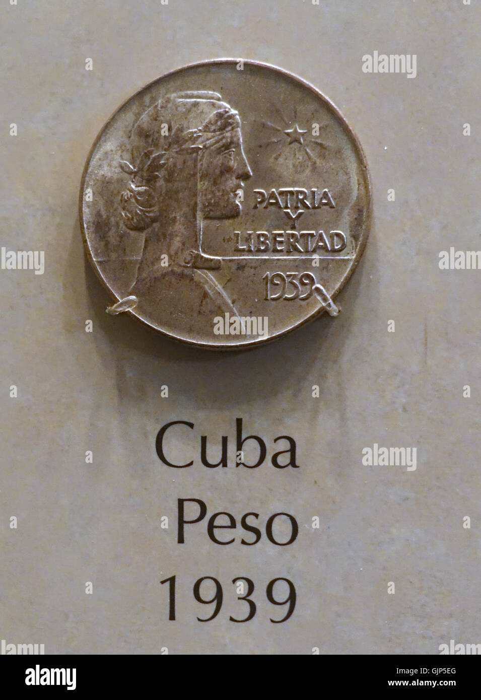Eine kubanische 1-Peso-Münze aus dem Jahr 1939, ausgestellt im National Museum of American History. Die Münze zeigt kubanische numismatische Geschichte und Designmerkmale aus der Zeit. Stockfoto