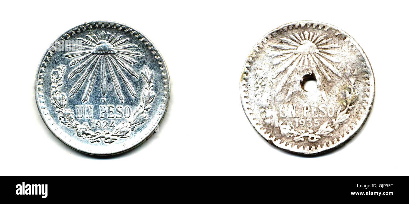 Diese Sammlung enthält eine echte 1-Peso-Münze aus 1924 Silber aus Mexiko sowie eine gefälschte Version aus dem Jahr 1935. Die echte 1924-Münze ist ein wichtiges Beispiel für die mexikanische numismatische Geschichte, während die gefälschte Münze einen Blick auf die Herausforderungen der Geldfälschung bietet. Stockfoto