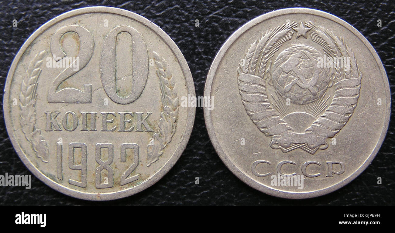 Die „20-köpfige“-Münze aus der UdSSR zeigt ein ikonisches Design, das die sowjetische Währung Mitte des 20. Jahrhunderts widerspiegelt. Es ist ein Stück numismatischer Geschichte, das die wirtschaftlichen Bedingungen und symbolischen Bilder der Sowjetunion repräsentiert. Stockfoto