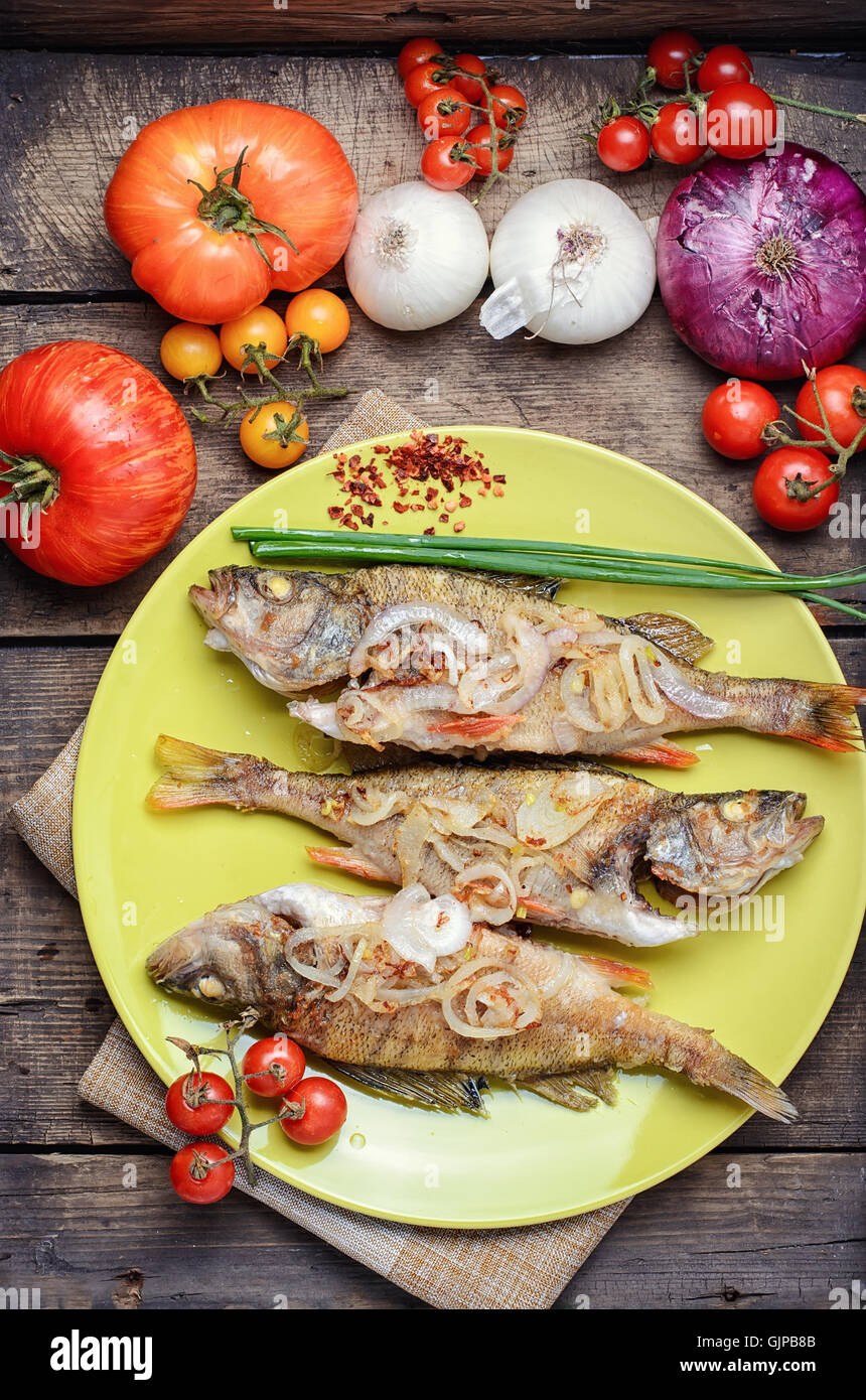 Gericht aus gebratenem Zander und Gemüse auf rustikale Rezept ...