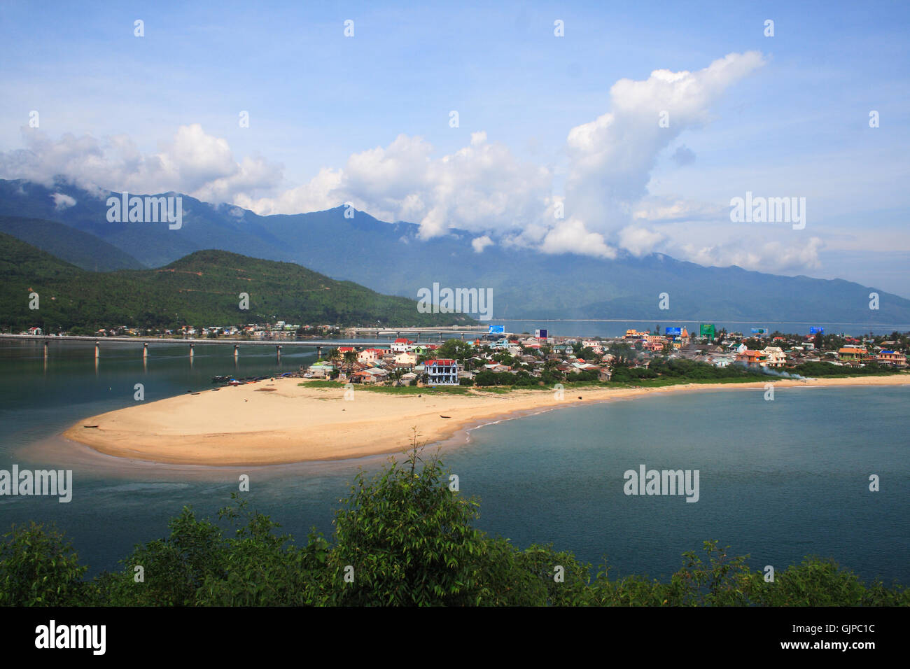 Lang Co Beach, Hue Provinz, Vietnam. Lang Co ist eine attraktive Insel - wie Ausdehnung von Palmen gesäumten weißen Sand Stockfoto