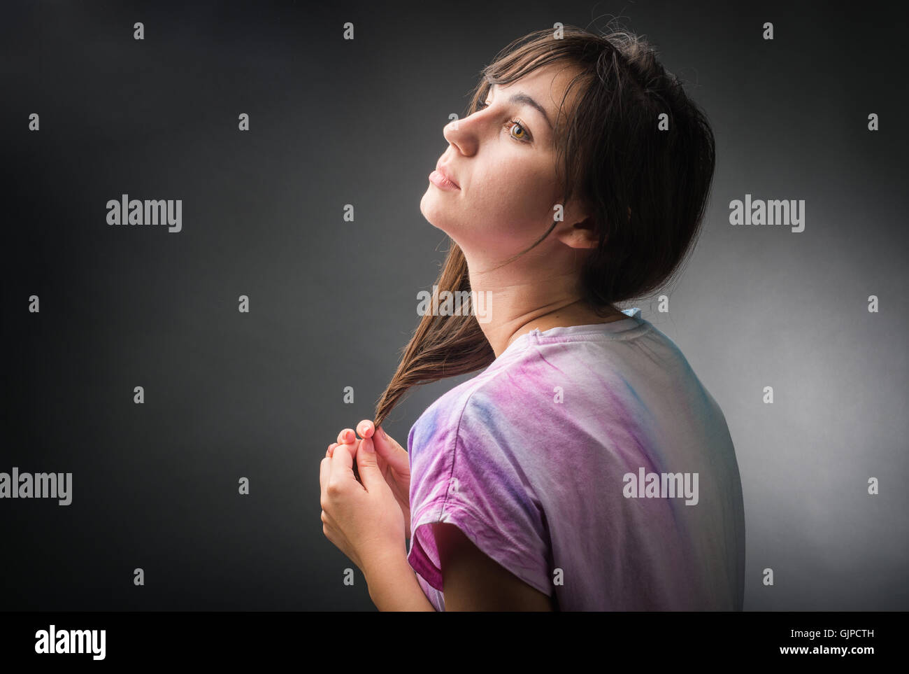 Porträt des melancholischen Mädchens isoliert auf schwarz Stockfoto