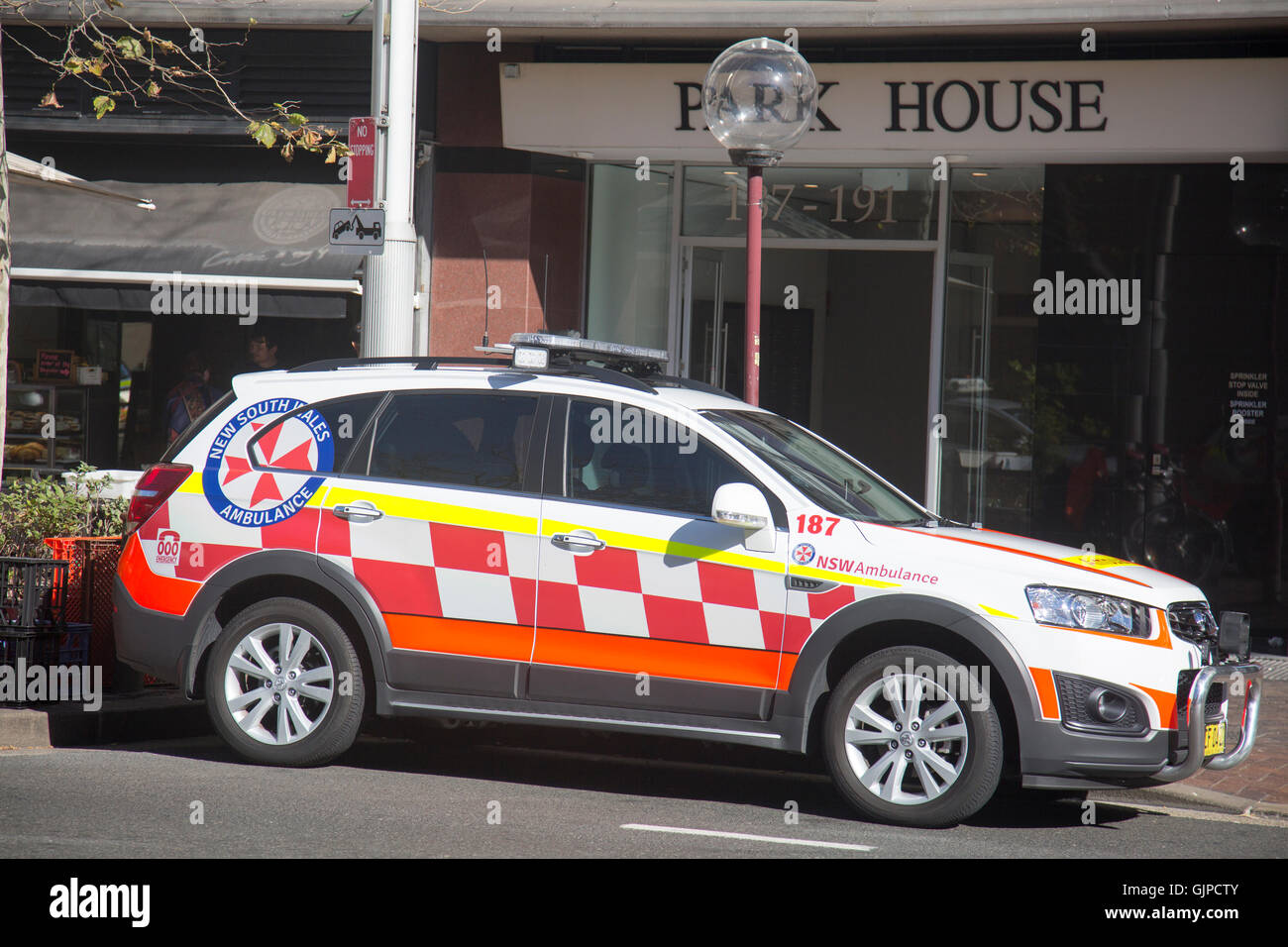 South Wales Rettungssanitäter Rettungswagen Neufahrzeug geparkt in Macquarie Street, Sydney, Australien Stockfoto