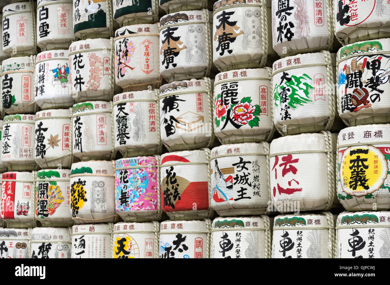 Sake-Fässer im Meiji-Jingu Schrein, Tokyo, Japan Stockfoto