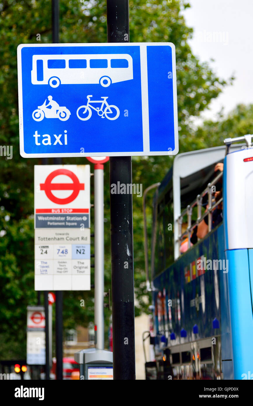 London England, UK. Taxi-Bus und Fahrrad Lane Zeichen in Whitehall Stockfoto
