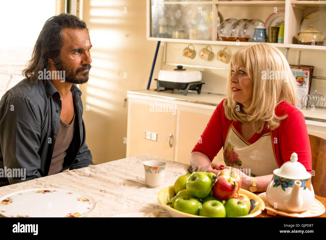 Goldstone ist ein 2016 australischer Thriller Krimi geschrieben und unter der Regie von Ivan Sen. It ist eine Fortsetzung von Mystery Road und Stars Aaron Pedersen, Alex Russell, Jacki Weaver, David Wenham und David Gulpilil.  Dieses Foto ist nur zu redaktionellen Zwecken und unterliegen dem Copyright von der Filmgesellschaft und/oder der Fotograf von dem Film oder der Firma zugeordnet und kann nur durch Veröffentlichungen im Zusammenhang mit der Förderung der oben genannten Film reproduziert werden. Eine obligatorische Gutschrift auf die Filmgesellschaft ist erforderlich. Der Fotograf sollte auch angerechnet werden, wenn bekannt. Stockfoto