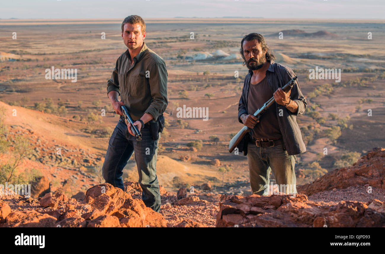 Goldstone ist ein 2016 australischer Thriller Krimi geschrieben und unter der Regie von Ivan Sen. It ist eine Fortsetzung von Mystery Road und Stars Aaron Pedersen, Alex Russell, Jacki Weaver, David Wenham und David Gulpilil.  Dieses Foto ist nur zu redaktionellen Zwecken und unterliegen dem Copyright von der Filmgesellschaft und/oder der Fotograf von dem Film oder der Firma zugeordnet und kann nur durch Veröffentlichungen im Zusammenhang mit der Förderung der oben genannten Film reproduziert werden. Eine obligatorische Gutschrift auf die Filmgesellschaft ist erforderlich. Der Fotograf sollte auch angerechnet werden, wenn bekannt. Stockfoto