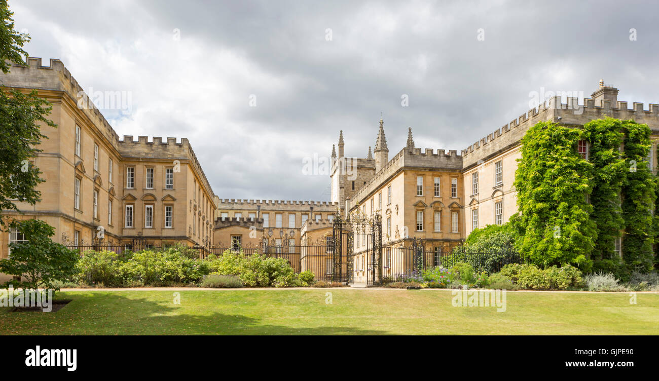 Die beeindruckende Architektur des Vierecks Garten am New College, Oxford, England, UK Stockfoto