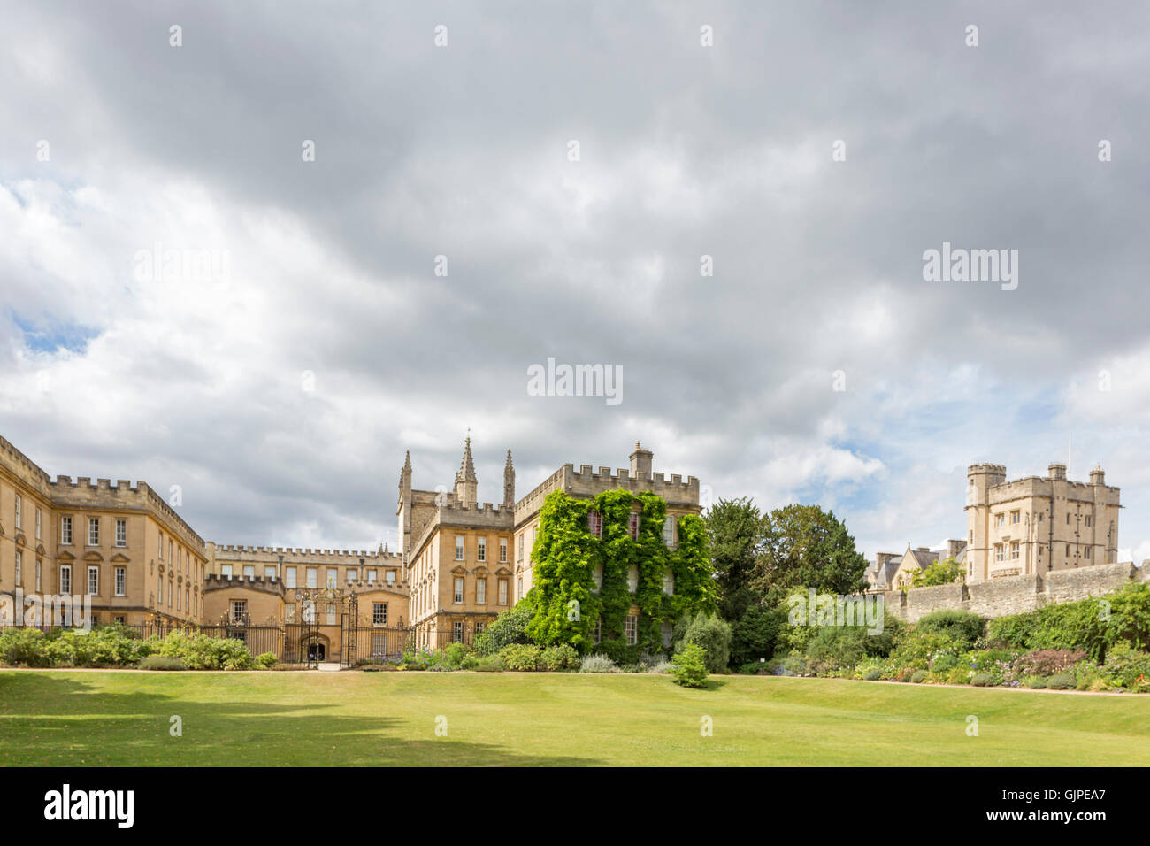 Die beeindruckende Architektur des Vierecks Garten am New College, Oxford, England, UK Stockfoto
